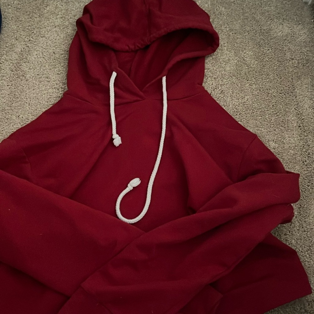 Cropped red hoodie with strings